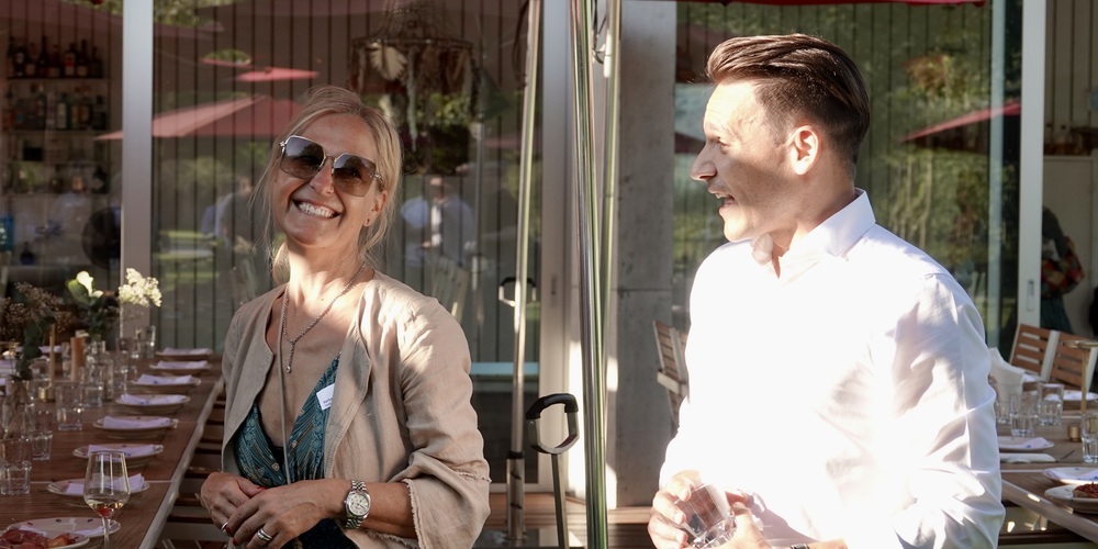 Fröhlich und entspannt trafen sich Stadt und Gewerbe: Barbara Dillier, Stadtpräsidentin; Adrian Haller, Präsident Gewerbe Rapperswil-Jona