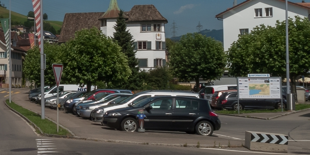 Parkierte Autos im Schmerkner Ortszentrum an einem Sommertag. (Archivbild)