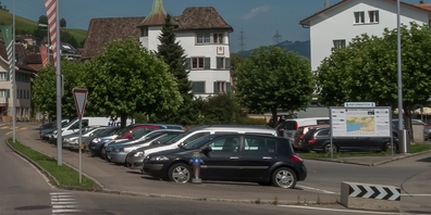 Parkierte Autos im Schmerkner Ortszentrum an einem Sommertag. (Archivbild)