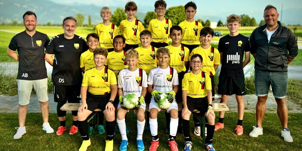 Die stolzen Eb-Junioren, flankiert von (v.l.) Andreas Broger (Präsident FCA), David Santiago (Trainer), Luca Haldner (Co-Trainer), Mirco Castrovinci (Sponsor Ingenieurteam AG)