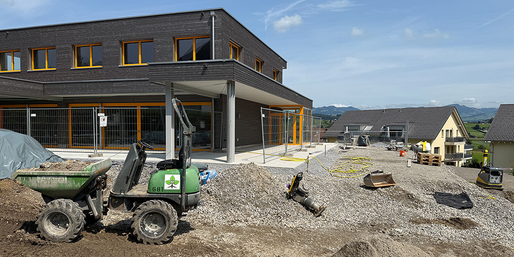 Aktuell finden rund um den Kindergarten die Umgebungsarbeiten statt.