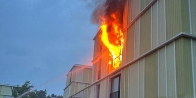 Im Quartier «Eich» in Gossau – in der Nähe der Badi Gossau – kam es heute Morgen zu einem Brand in einem Mehrfamilienhaus. Die Gründe sind derzeit noch unklar.