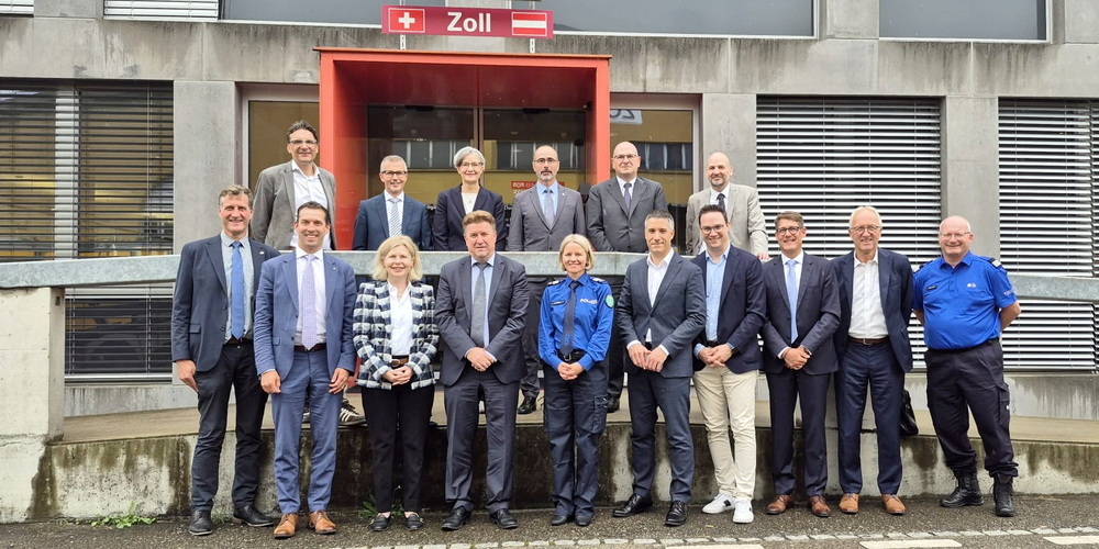 Oben von rechts n. links: NR Gerhard Andrey (FR), Martin Frösch (Stv. Direktor / Leiter Bauten, BBL), Brigitta Schweizer (Chefin Unterstützung BAZG), Pascal Lüthi (Direktor BAZG), Pierre Broye (Direktor BBL), Walter Spring (Leiter Portfoliomanagement BBL) unten von rechts nach links: NR Thomas Stettler (JU), NR Michael Götte (SG), SR Esther Friedli (SG), Christof Hartmann (Regierungsrat), Barbara Reifler (Kommandantin Kapo SG), Claude Eugster (Generalsekretär SJD SG), NR Alex Farinelli (TI), Stefan Schwizgebel (Sekretär), SR Peter Hegglin (ZU), Markus Kobler (Chef Zoll Ost BAZG)