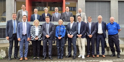 Oben von rechts n. links: NR Gerhard Andrey (FR), Martin Frösch (Stv. Direktor / Leiter Bauten, BBL), Brigitta Schweizer (Chefin Unterstützung BAZG), Pascal Lüthi (Direktor BAZG), Pierre Broye (Direktor BBL), Walter Spring (Leiter Portfoliomanagement BBL) unten von rechts nach links: NR Thomas Stettler (JU), NR Michael Götte (SG), SR Esther Friedli (SG), Christof Hartmann (Regierungsrat), Barbara Reifler (Kommandantin Kapo SG), Claude Eugster (Generalsekretär SJD SG), NR Alex Farinelli (TI), Stefan Schwizgebel (Sekretär), SR Peter Hegglin (ZU), Markus Kobler (Chef Zoll Ost BAZG)