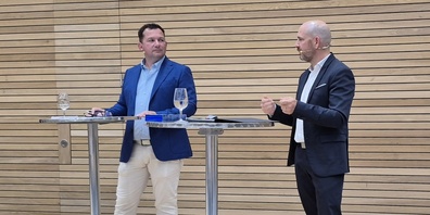 Andreas Trösch (links) zusammen mit Patrick Bollhalder (SVP) bei der Podiumsdiskussion. 