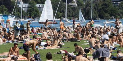 Der Zürichsee zieht die Menschenmassen im Sommer an. Nun soll die Stadt Zürich den Badenden Gratis-Duschen zur Verfügung stellen, findet das Parlament. (Archivbild)