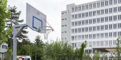 Sek-Schülerinnen und -schüler sollen künftig am Morgen später in die Schule gehen, findet das Stadtzürcher Parlament. Im Bild das neue Schulhaus Brunnenhof. (Archivbild)