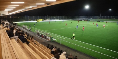 Erstmals kommen auch die Anhänger des FC Uzwil in den Genuss der neuen Tribüne, für welche Blumer Lehmann rund 850 m³ Eichen-Rundholz aus dem Gossauer Wald verwendet hat.