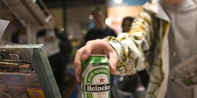 Jugendliche können im Kanton Aargau an Kiosken unter anderem Bier kaufen. Der Online-Handel hält die Jugendschutzbestimmungen überhaupt nicht ein, wie Testkäufe zeigen. (Archivbild)