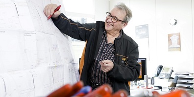 In seinem Metier: Mit Maschinenplänen und Werkzeugen kennt sich Kurt Neff bestens aus.