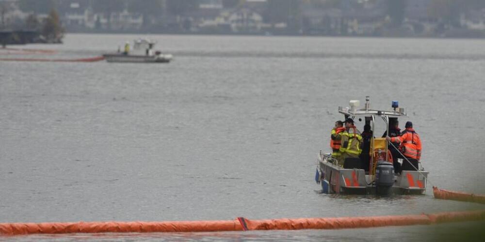 Am 28. Juli stürzte ein Kleinflugzeug im Vierwaldstättersee ab. Die Polizei brachte eine Ölsperre auf dem Vierwaldstättersee an. (Archivaufnahme)