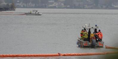 Am 28. Juli stürzte ein Kleinflugzeug im Vierwaldstättersee ab. Die Polizei brachte eine Ölsperre auf dem Vierwaldstättersee an. (Archivaufnahme)