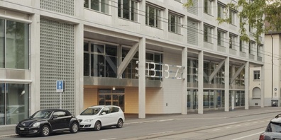 Das Schulhaus befindet sich an der Limmatstrasse. Der gedeckte Haupteingang vernetzt den dahinterliegenden Hofraum mit dem Quartier. 