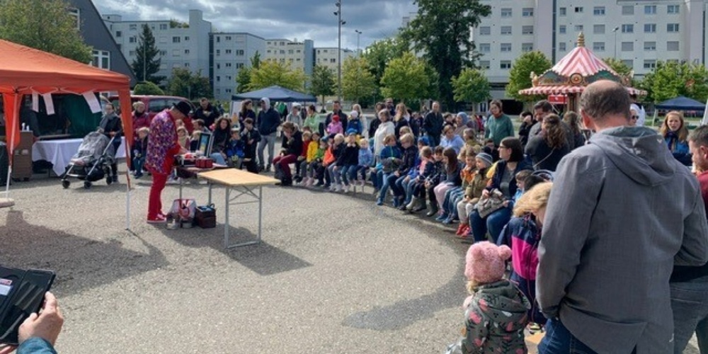 Auf dem Gemeindehausplatz erwartet die Besucher ein Programm mit Aktivitäten für Kinder, Angebote für Jugendliche und Begegnungen mit lokalen Fachstellen.