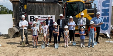 Stadtpräsident Mark Eberli, Stadtrat Andreas Müller, Stadträtin Rosa Pfister-Kempf und Projektvertreter beim Spatenstich mit Schülerinnen und Schülern. 