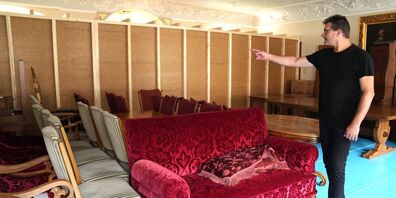 Der Liegenschaftsverantwortliche Pirmin Koster zeigt den den Tunell, durch den die Handwerker gehen