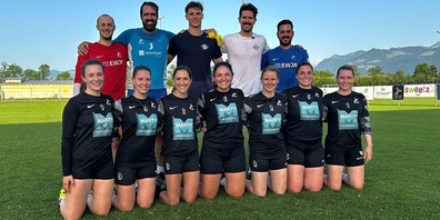 Die Lakers-Stürmer Jan Hornecker (hinten 3.v.l.) und Yannick-Lennart Albrecht (hinten 2.v.r.) trainierten mit den Faustballerinnen des TSV Jona.