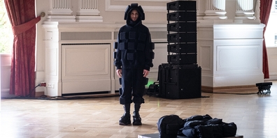 Filippo Lilli und Donato Loforese erforschen mit ihrer Installations- und Performance-Kunst erlebbare Prozesse und Phänomene von Ohrwürmern.