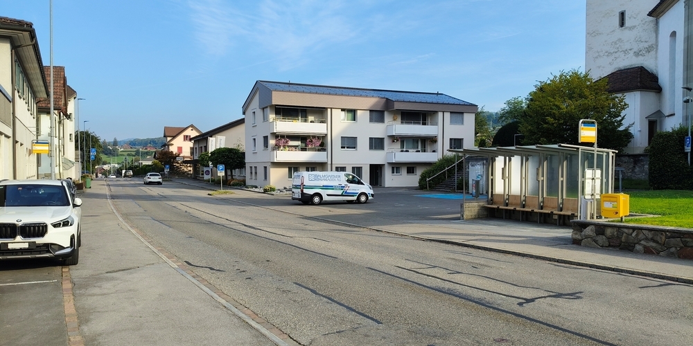 Die Haltekante auf der Seite Kirche wird als Busbucht ausgebaut. Auf der gegenüberliegenden Seite, bei der Firma ERNi Druck und Media AG, bleibt die Haltekante als Fahrbahnhaltestelle bestehen.