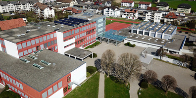 Die Sek 1 March Siebnen hat sich in den vergangenen fünf Jahrzehnten nicht nur äusserlich, sondern auch im Innern gewandelt: Offene Lernlandschaften, digitale Arbeitsplätze und neue Unterrichtsformen prägen heute das Lernen in Siebnen.