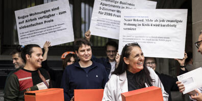 Jacqueline Badran (2. von rechts) überreichte dem Zürcher Stadtschreiber Thomas Bolleter (rechts) zusammen mit weiteren Unterstützern mehr als 4000 Unterschriften.