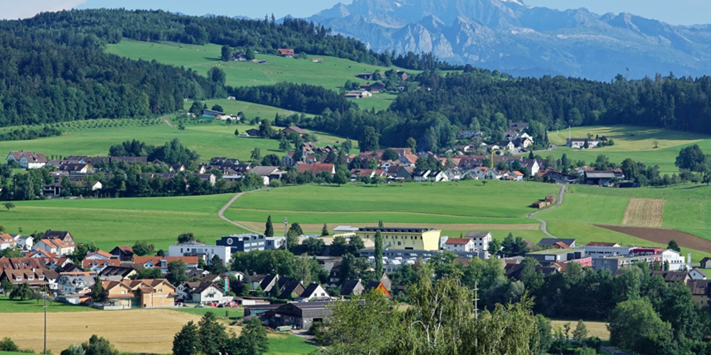 Blick auf die Gemeinde Hittnau mit Siedlungsgebiet und umliegenden Freiräumen.