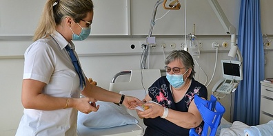 Jetzt ist das Gesundheitspersonal mit dem Impfen an der Reihe.