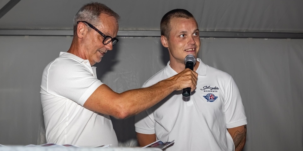 Lakers-Neuzugang Julius Honka (r.) im Interview bei Kommunikationschef Stefan Bürer.