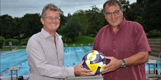 Ballübergabe: Thomas Renggli überreicht Schwingerkönig Ernst Schläpfer den Ball von Sepp Blatter.