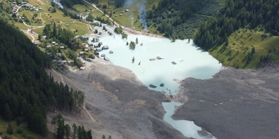 Der Ortskern von Blatten im Walliser Lötschental wurde verschüttet oder versank im See, der durch die Aufstauung der Lonza entstand.