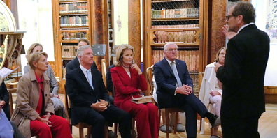 Stiftsbibliothekar Cornel Dora spricht vor den Staatsgästen über die weltweit schönste Bibliothek