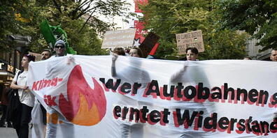Nach Angaben der Organisatoren beteiligten sich über 1000 Personen an der Klimastreik-Kundgebung in Zürich.