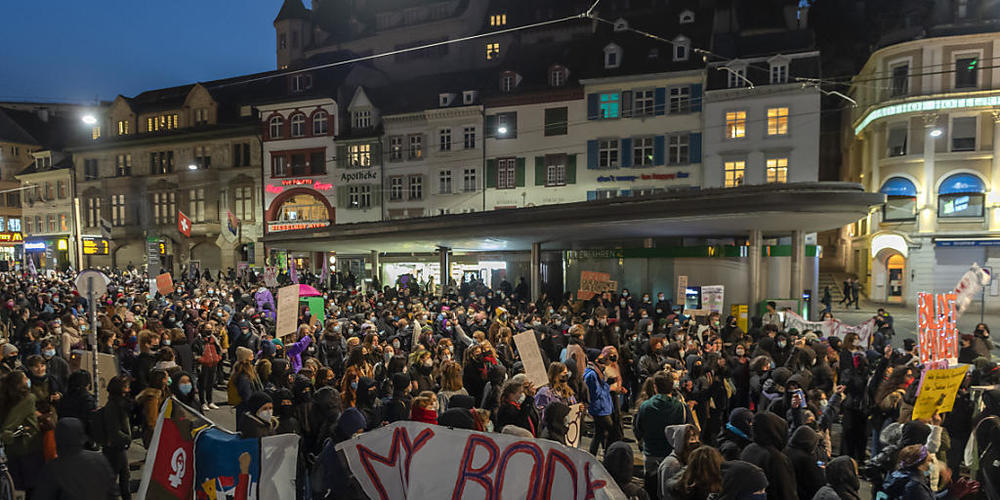 Mehrere hundert Frauen nehmen aus Anlass des Internationalen Frauentages an einer unbewilligten Demonstration in Basel - hier auf dem Barfüsserplatz - teil.