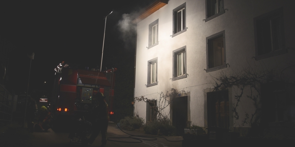 Beim Kellerbrand in diesem Mehrfamilienhaus entstand geringer Sachschaden.