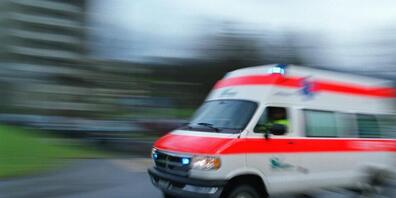 Der angefahrene Knabe wurde von einer Ambulanz ins Spital gefahren. (Symbolbild)