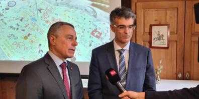 Bundesrat Ignazio Cassis und der Bündner Regierungspräsident Marcus Caduff treten nach dem Arbeitstreffen im Schloss Reichenau vor die Medien.