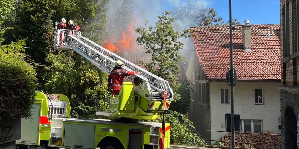 Die Feuerwehr bekämpft den Brand. Doch das Haus ist nicht mehr zu retten.