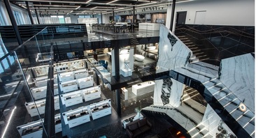 Der Neubau umfasst auch einen 2'000 m2 grossen Showroom. Auf drei Etagen wird gezeigt wie Naturstein, Keramik, Quarzkomposit und Onyx in Küche, Wohnraum, Bad, Fassade und im Outdoorbereich verarbeitet werden kann. 