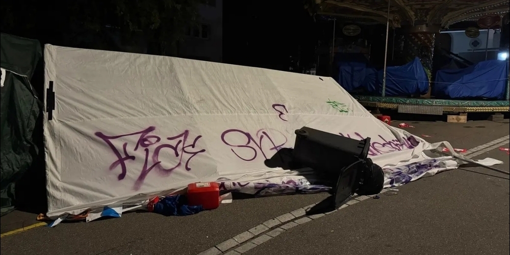 Spuren der Zerstörung: die Überreste des SVP-Stands.