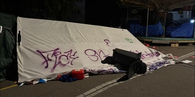 Spuren der Zerstörung: die Überreste des SVP-Stands.