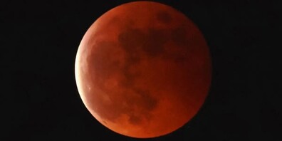 Wo sich die Wolken rechtzeitig verzogen, präsentierte sich der Mond in mystischem Orangerot.