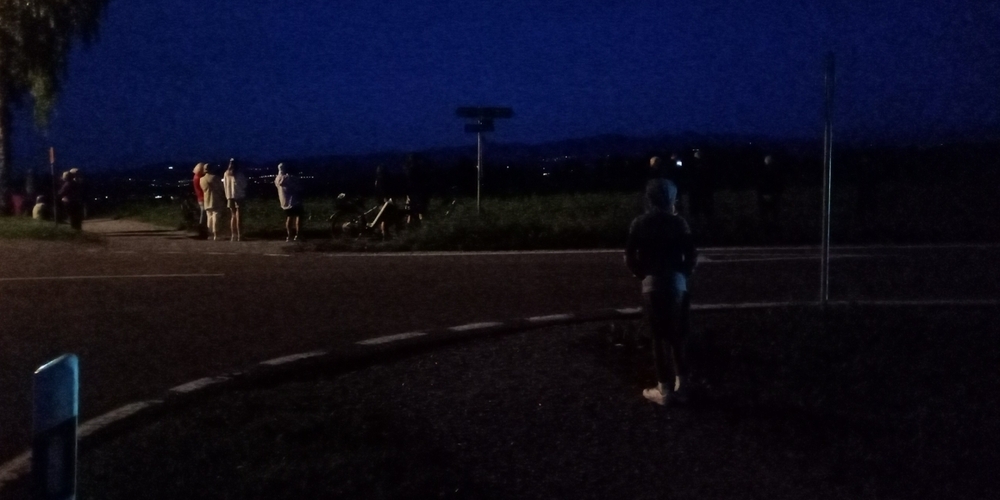 Auf dem Türli strömten die Menschen zusammen  - um den Mond in einem ganz speziellen Licht zu sehen.