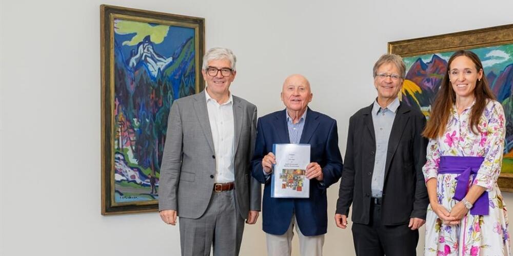 Der renommierte Kunstsammler Uwe Holy (Zweiter von links) stellt dem Bündner Kunstmuseum 73 Werke aus der Ulmberg Sammlung als Dauerleihgabe zur Verfügung. Das Gemälde Alphütten und Tinzenhorn, ein Ölgemälde des Künstlers Ernst Ludwig Kirchne...