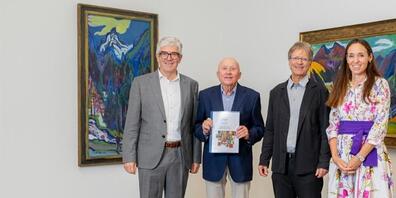 Der renommierte Kunstsammler Uwe Holy (Zweiter von links) stellt dem Bündner Kunstmuseum 73 Werke aus der Ulmberg Sammlung als Dauerleihgabe zur Verfügung. Das Gemälde Alphütten und Tinzenhorn, ein Ölgemälde des Künstlers Ernst Ludwig Kirchne...
