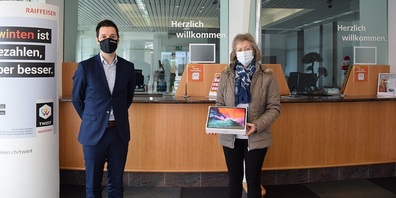 Manuel Salis, Leiter der Geschäftsstellen Ober- und Niederbüren, mit Luzia Meier, Gewinnerin der Verlosung eines iPad Pro.