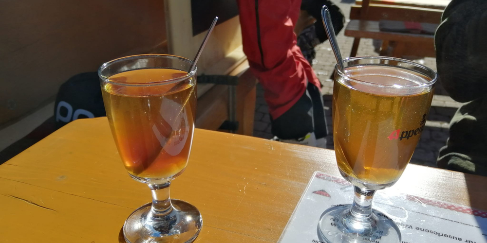Kann man auf den Pisten im Kanton Schwyz wieder trinken: Kafi-Schnaps.