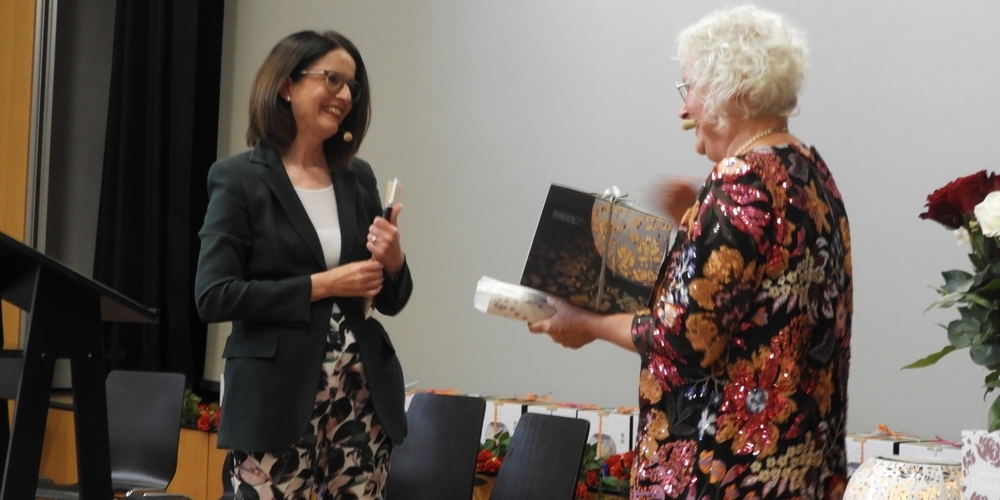 Nationalrätin Susanne Vincenz-Stauffacher (l.) hielt die Laudatio auf Beatrice Nater, Initiantin und Herausgeberin von «Uzner Fraue».