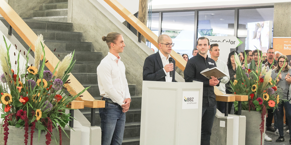 Nebst der Eröffnung erhielten drei Berufstalente eine Urkunde für ihre Leistung: Cedric Lang (l.), Maurice Schmöger und Samantha Dean (nicht im Bild).