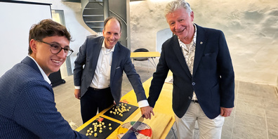 Andreas Oberli, Geschäftsleitungsmitglied der Bodensee Käse AG,  Dr. Patrick Cotting, Leiter Hofwelten und Partnerschaften der Stiftung Hof zu Wil, und Hans Mäder, Präsident der Stiftung Hof zu Wil, beim historischen Anschnitt des neuen «Wiler Hofkäse» im Hof zu Wil.