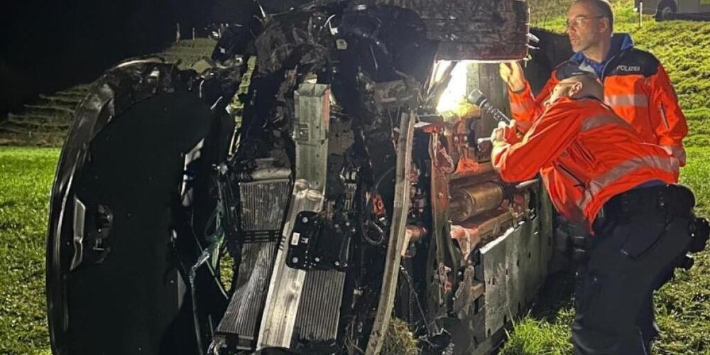 Das Fahrzeug blieb nach dem Unfall seitlich liegen.